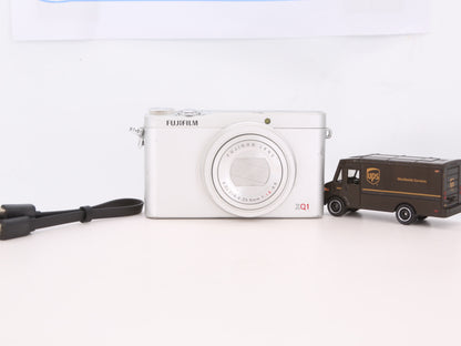 [Good, Fast Shipping] Fujifilm XQ1 Camera