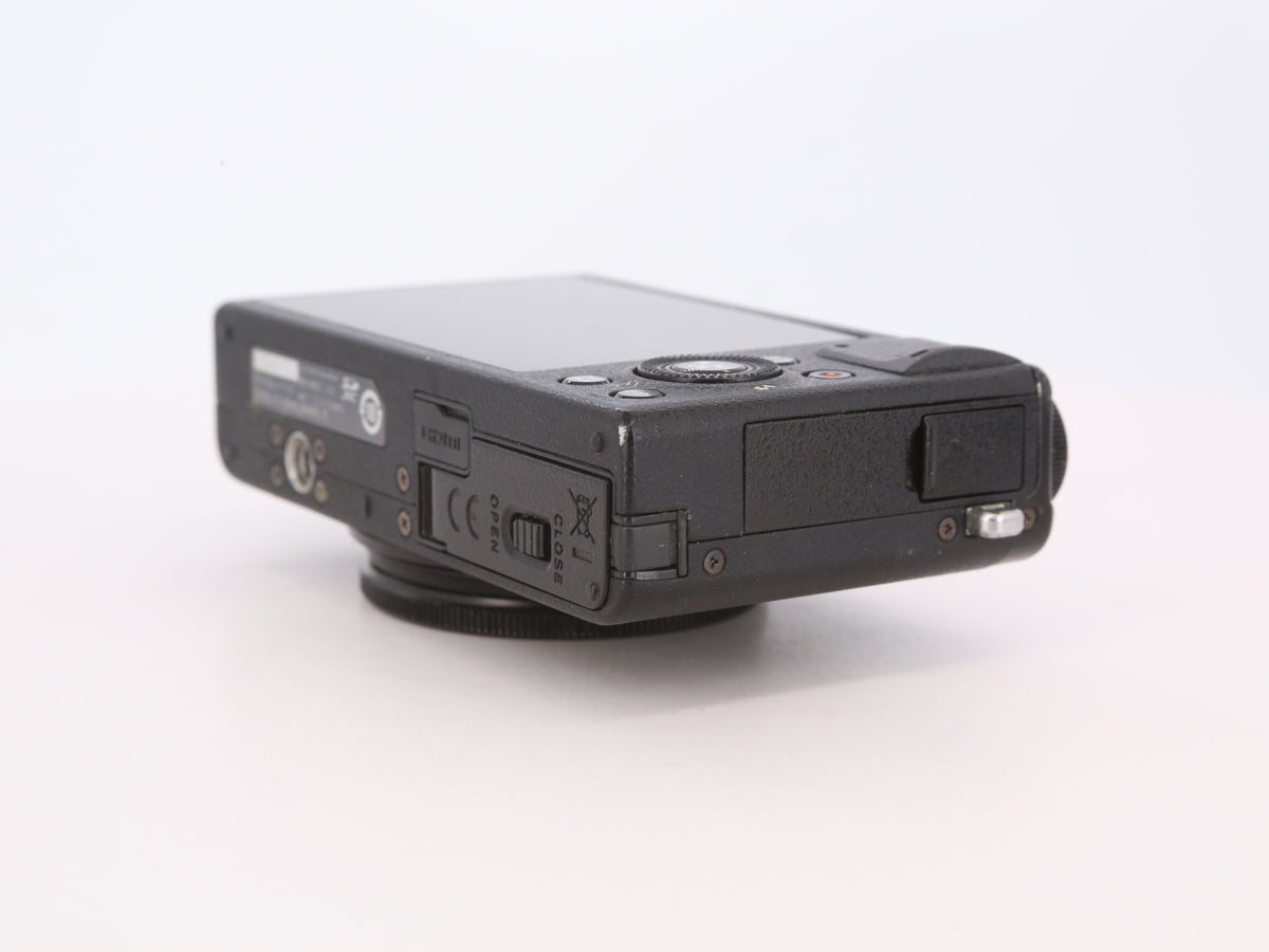 [Good, Shipping from US] Fujifilm XQ1 Camera
