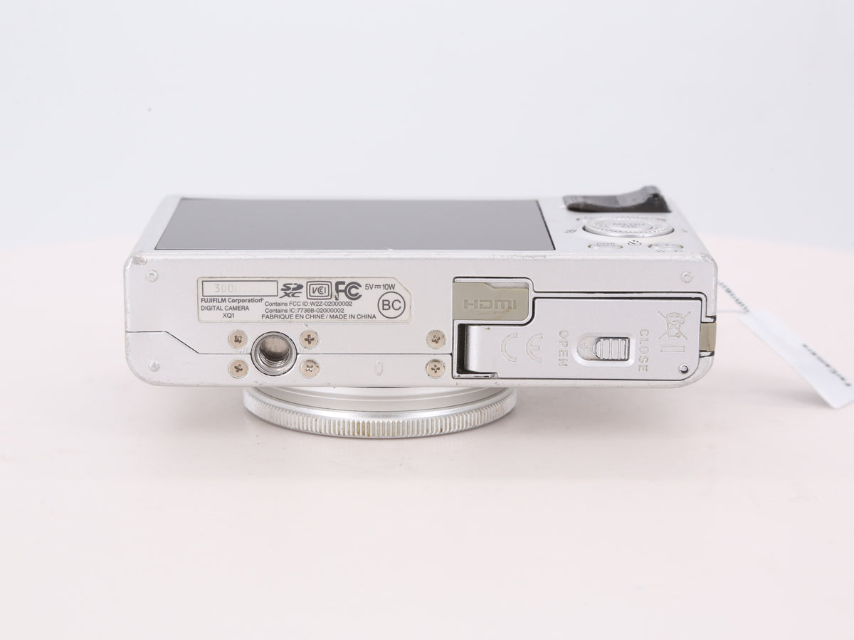 [Good, Shipping from US] Fujifilm XQ1 Camera
