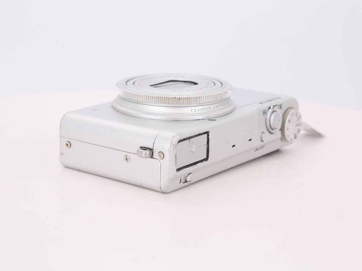[Good, Shipping from US] Fujifilm XQ1 Camera