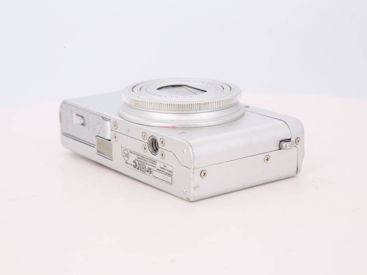 [Good, Shipping from US] Fujifilm XQ1 Camera