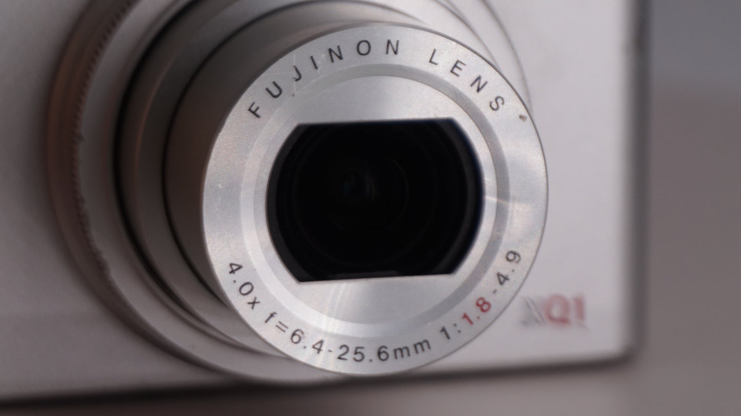 [Good, Fast Shipping] Fujifilm XQ1 Camera