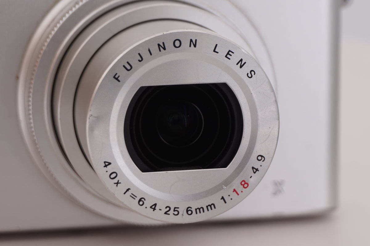 [Good, Shipping from US] Fujifilm XQ1 Camera
